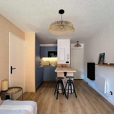 Charming Air-conditioned With Terrace & Parking 600 M From The Apartment