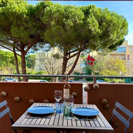 Charming Air-conditioned With Terrace & Parking 600 M From The Apartmán