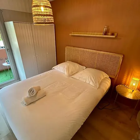 Apartmán Charming Air-conditioned With Terrace & Parking 600 M From The