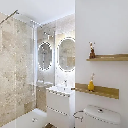 Charming Air-conditioned With Terrace & Parking 600 M From The Le Lavandou