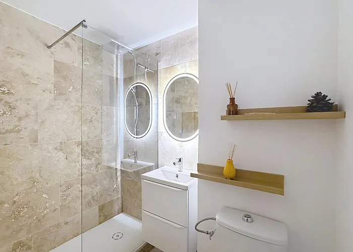 Charming Air-conditioned With Terrace & Parking 600 M From The Le Lavandou