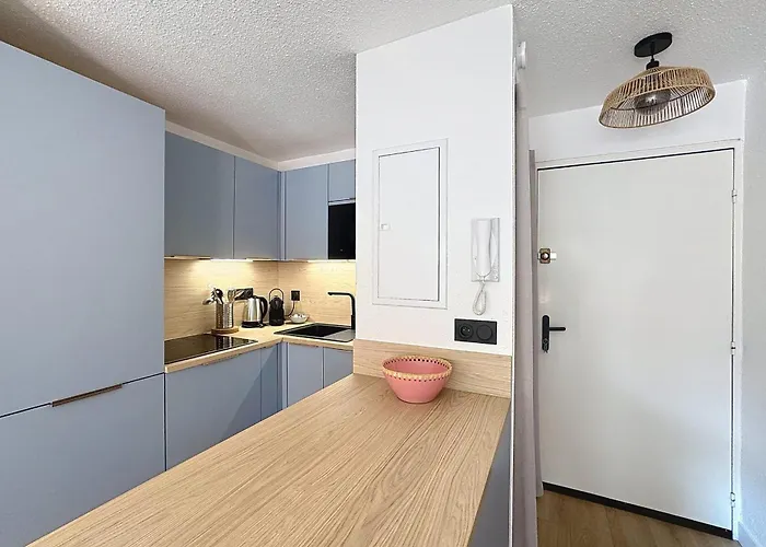 Charming Air-conditioned With Terrace & Parking 600 M From The